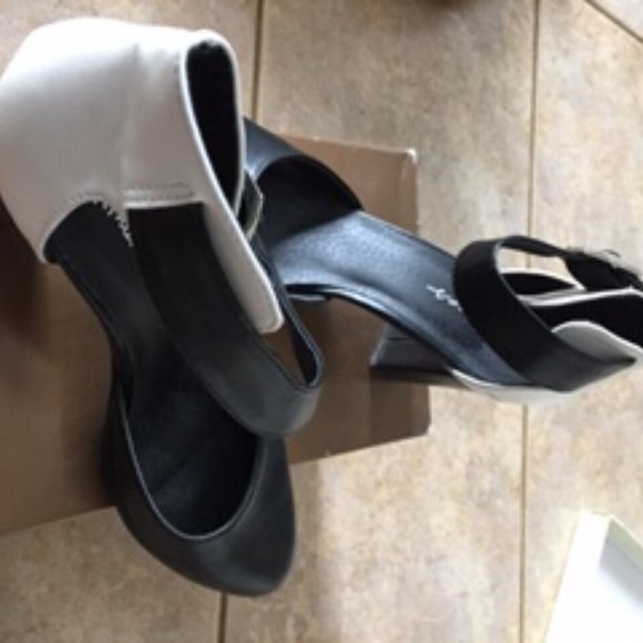 Reitman's Shoes - Picture 5 of 5